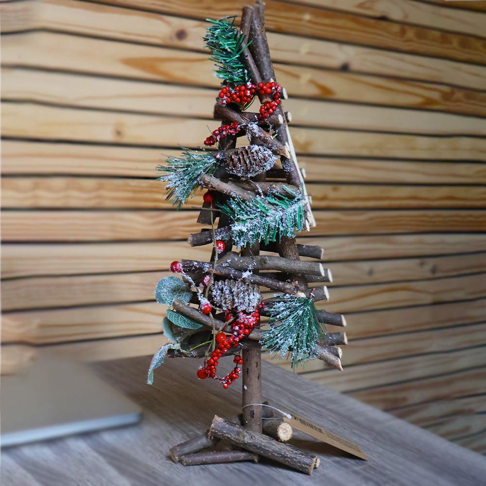 Árbol de Navidad con frutos rojos, madera y piñas