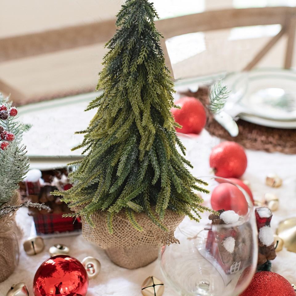 28 cm großer Weihnachtsbaum mit Steinsockel